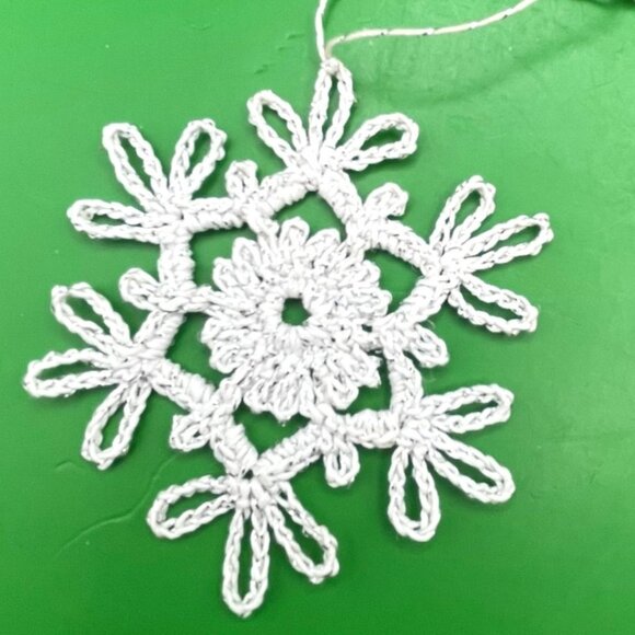 Lot of 5 VTG Handmade Crochet Snowflake Ornaments 1980s Metallic Holiday Décor - Picture 4 of 7